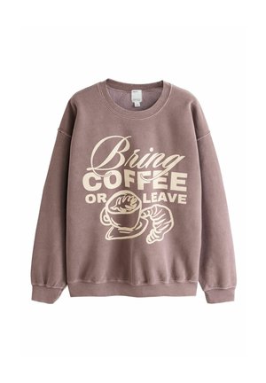 Brun sweatshirt med cremefarvet tekst "Bring Coffee or Leave" og en illustration af en kaffekop og croissant på fronten.