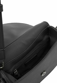 Borsa a tracolla nera in pelle con superficie testurizzata, dotata di una tasca con cerniera all'interno e chiusura a scatto. L'interno ha foderato liscio.