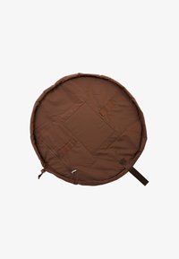 Brun cirkulær pude med en glat stofoverflade, en quiltet midte, lynlåsdetaljer og stropper til sikker fastgørelse.