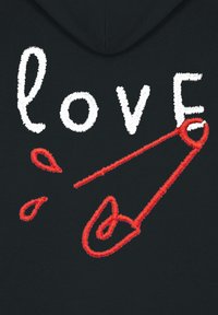 Un tessuto nero presenta la parola "amore" ricamata in filo bianco, con un design di graffetta rossa, accompagnato da accenti rossi che somigliano a gocce.