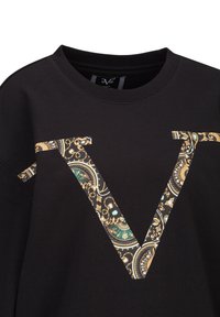 Zwarte sweatshirt met een grote, versierde 'V' in goud en turquoise, met ingewikkelde patronen en een ronde hals.