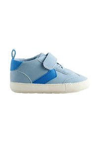 Scarpa da ginnastica azzurro chiaro in camoscio con un accento blu, chiusura a strappo, suola con texture e un piccolo inserto sul tallone per facilitare la calzata.