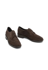 Scarpe brogue da uomo in pelle scamosciata marrone con lacci, tacco basso, cuciture decorative, esposte su sfondo bianco.