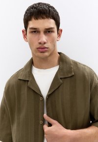 PULL&BEAR SHORT SLEEVE RUSTIC - Ing - green