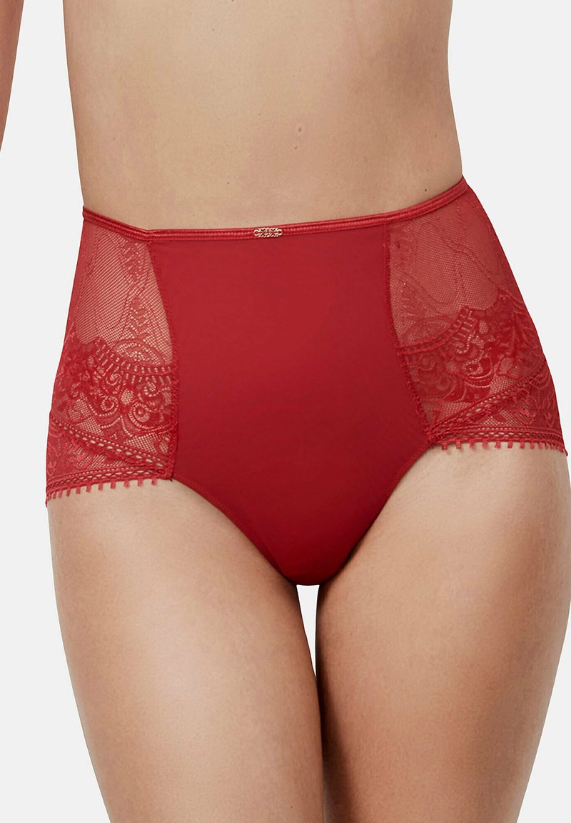 Culotte rouge taille haute avec panneaux latéraux en dentelle, bords festonnés et un délicat accent doré à la ceinture. Texture soyeuse.