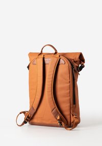 Zaino a soffietto marrone realizzato in tessuto resistente, con spallacci imbottiti, un dettaglio in pelle e una tasca laterale con zip per un ulteriore spazio di archiviazione.