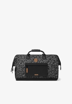 Sac de sport noir avec des motifs de lignes blanches abstraits. Possède des accents en cuir, un logo circulaire et une poche zippée à l'avant. Poignées texturées.