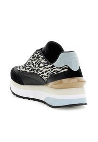 Sneaker a motivi in bianco e nero con suola bianca spessa, accento sul tallone azzurro chiaro e dettagli in beige per l'imbottitura, mostrato da un angolo laterale posteriore.