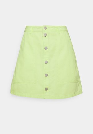 Jupe patineuse vert clair avec boutons métalliques sur le devant, passants pour ceinture et poches plaquées cousues de chaque côté.