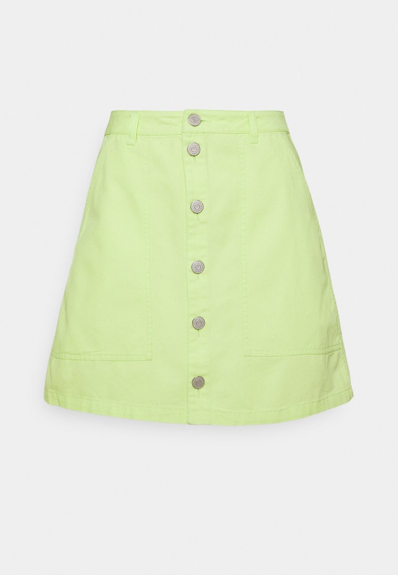 Jupe patineuse vert clair avec boutons métalliques sur le devant, passants pour ceinture et poches plaquées cousues de chaque côté.