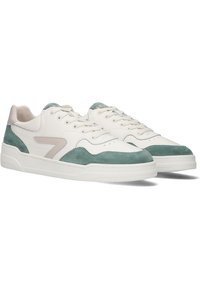 Weiße Leder-Sneaker mit mintgrünen Raulederakzenten, strukturiertem Zehenbereich, runden Schnürsenkeln und einer dicken weißen Gummisohle. Auffälliges Seitenlogo-Detail.