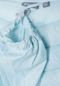 Helle blaue Steppjacke aus Material mit gerafftem Kragen, ausgestattet mit einem Kordelzugverschluss und glatter Textur. Die Polsterung ist im Design sichtbar.