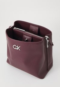 Calvin Klein CONVERTIBLE BUCKET BAG - Borsa a tracolla - vineyard wine