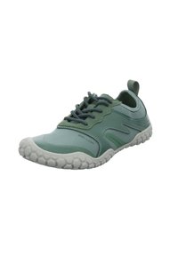 Grüne Sportschuhe mit einer strukturierten Gummisohle, glattem Obermaterial in verschiedenen Grüntönen sowie grauen Schnürsenkeln und Akzenten.