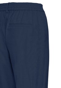 Tmavě modré lehké kalhoty z látky s elastickým pasem a zadní kapsou. Hladká textura, volný střih, s minimálními designovými prvky.