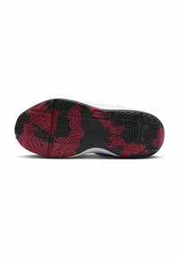 La semelle de chaussure présente un caoutchouc noir et rouge à motifs avec des zones de grip texturées, se transitionnant vers une semelle intermédiaire blanche à la finition lisse.