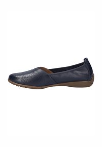 Granatowe skórzane buty slip-on z perforowanym wierzchem, zaokrąglonym noskiem i elastyczną, tanową gumową podeszwą. Minimalistyczny design bez widocznych elementów metalowych.