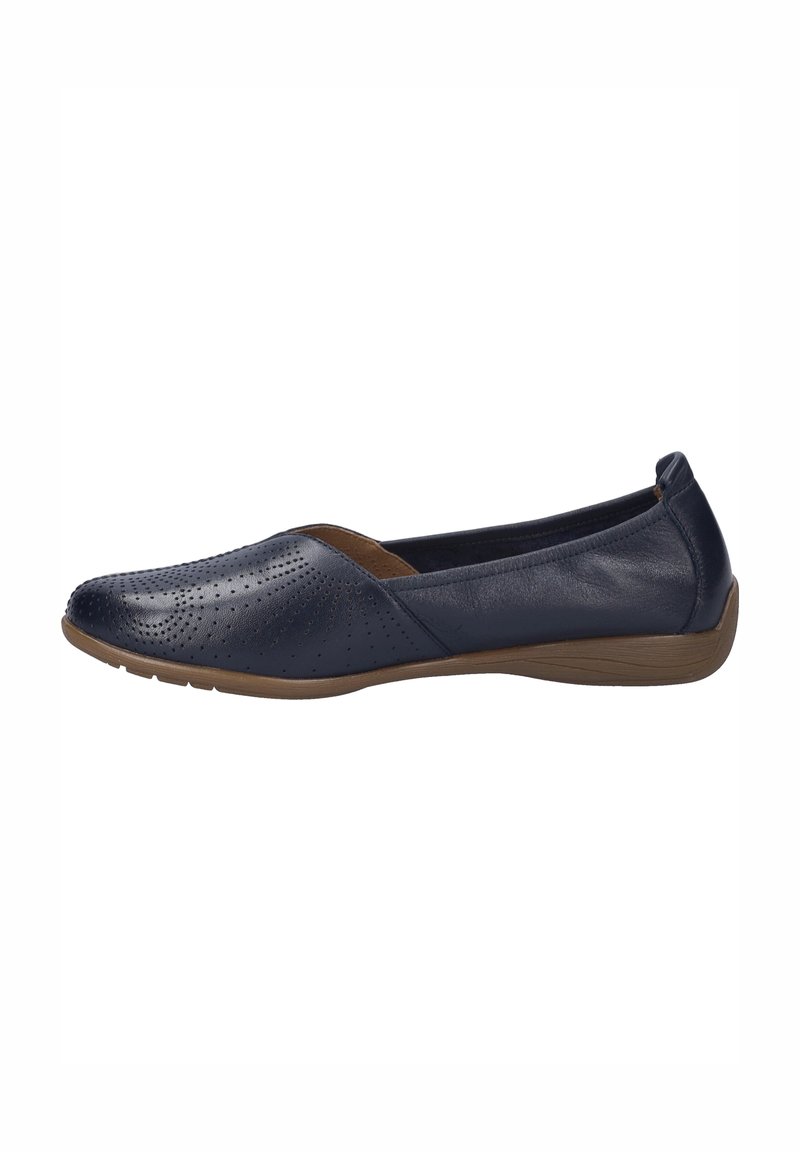 Granatowe skórzane buty slip-on z perforowanym wierzchem, zaokrąglonym noskiem i elastyczną, tanową gumową podeszwą. Minimalistyczny design bez widocznych elementów metalowych.