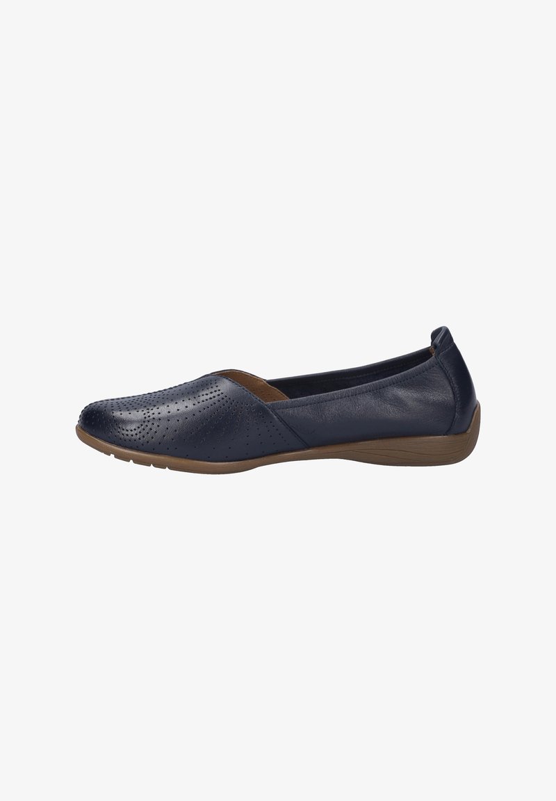 Granatowe skórzane buty slip-on z perforowanym wierzchem, zaokrąglonym noskiem i elastyczną, tanową gumową podeszwą. Minimalistyczny design bez widocznych elementów metalowych.