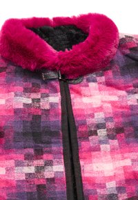 Jachetă cu guler din blăniță artificială, prezentând un model distinctiv de tartan roz și mov, cu închidere cu fermoar negru și material texturat.