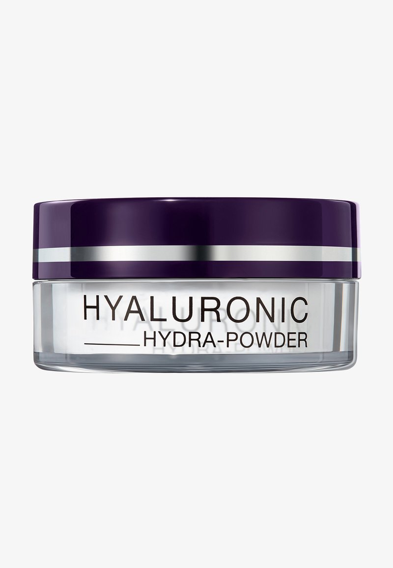Hyaluronic Hydra-Powder i en klar glasburk med ett lila lock, med silveraccenter. Texten på burken är svart.