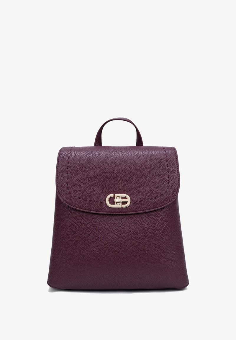 Zaino in pelle color bordeaux con una forma strutturata, patta superiore arrotondata, chiusura in hardware dorato e una leggera texture a grana.
