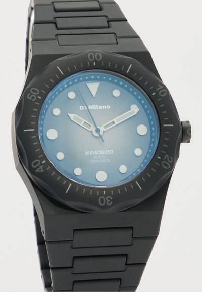 Μαύρο μεταλλικό ρολόι χειρός με μπλε καντράν, λευκούς δείκτες ώρας, σκελετωτά δείκτες, περιστρεφόμενο στεφάνι και το κείμενο «D1 Milano Subacqueo 10 ATM 100m/330ft».