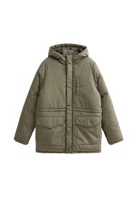 Giubbotto imbottito verde oliva con cappuccio, dotato di due grandi tasche frontali e chiusura con zip, realizzato in tessuto leggero e testurizzato.