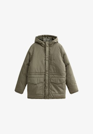 Veste matelassée vert olive avec capuche, dotée de deux grandes poches avant et d'une fermeture éclair, fabriquée en tissu léger et texturé.