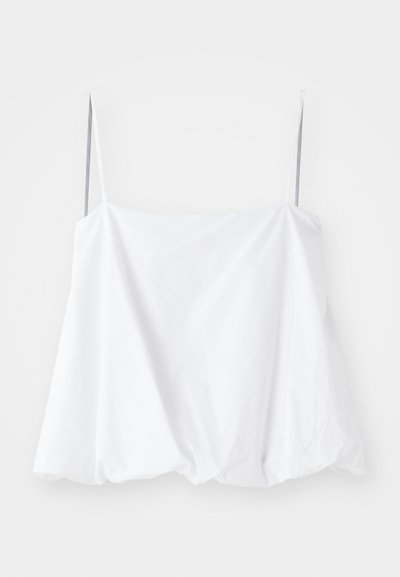 Haut sans manches blanc avec de fines bretelles, fabriqué en tissu léger. Présentant un design ample et une texture froncée à l'ourlet.