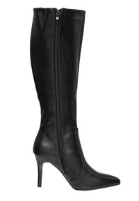 Bota de cuero negro hasta la rodilla con punta afilada, tacón de aguja y cremallera lateral. Textura suave, con un diseño elegante y acentos mínimos.