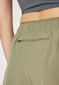 New Balance SHORT - Träningsshorts - dark olivine