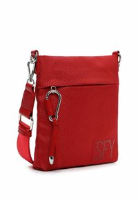 Bolso bandolera rojo con textura, correa ajustable, detalle de mosquetón plateado y logo en relieve "SFY" en la esquina inferior frontal.