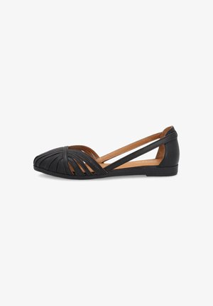 Sandalia plana negra para mujer con punta cerrada y plisada, tiras abiertas a los lados, correa trasera tipo slingback y forro interior color canela.
