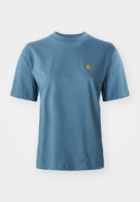 T-shirt in cotone azzurro chiaro con maniche corte e collo a costine. Presenta un piccolo logo giallo sul lato sinistro del petto per un tocco di dettaglio.