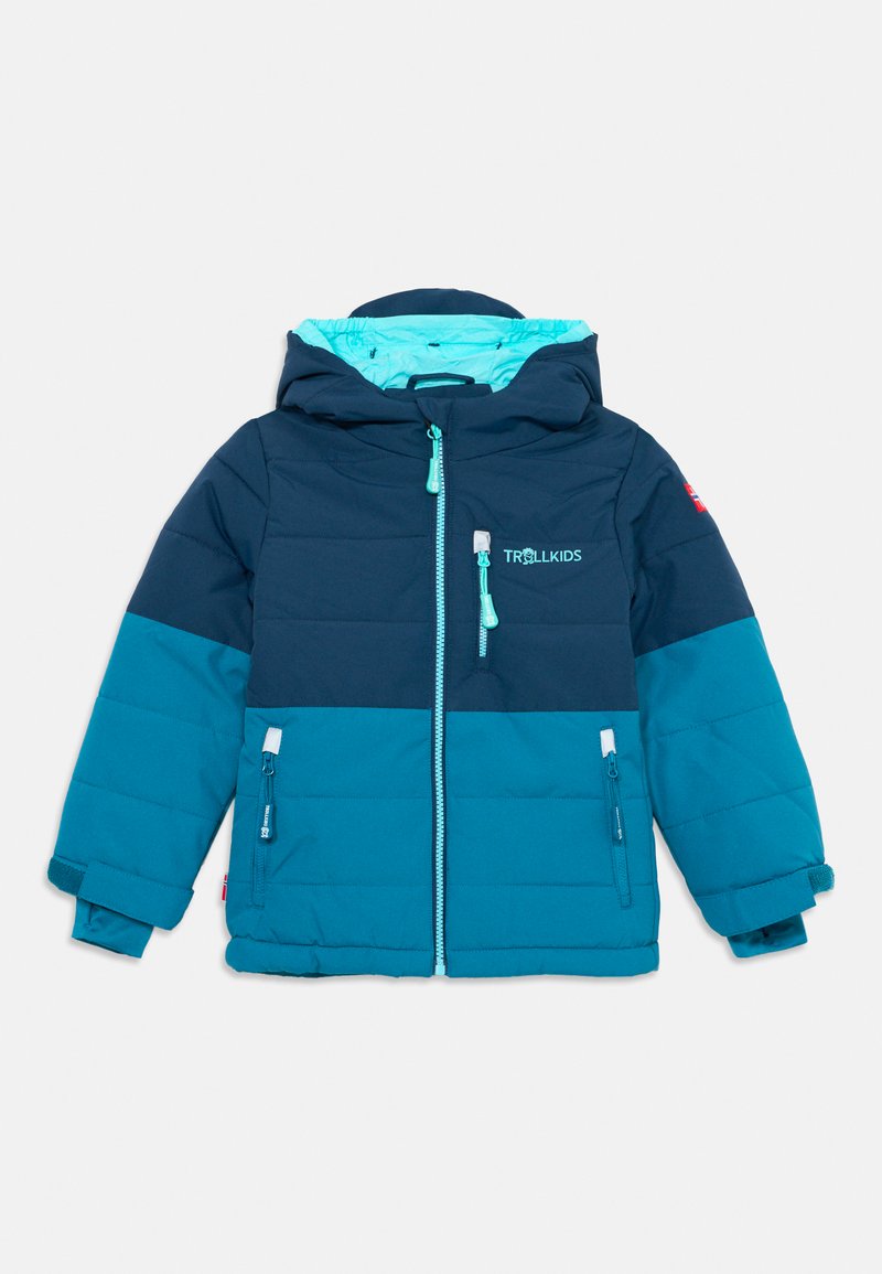 Giacca invernale imbottita per bambini in blu scuro e chiaro con cappuccio, zip frontale, tre tasche con zip e logo "TROLLKIDS" sul petto.
