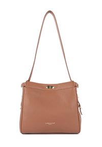 Braune, strukturierte Lederhandtasche mit einem goldfarbenen Verschluss, verstellbarem Schultergurt und subtiler Markenkennzeichnung auf der Vorderseite.