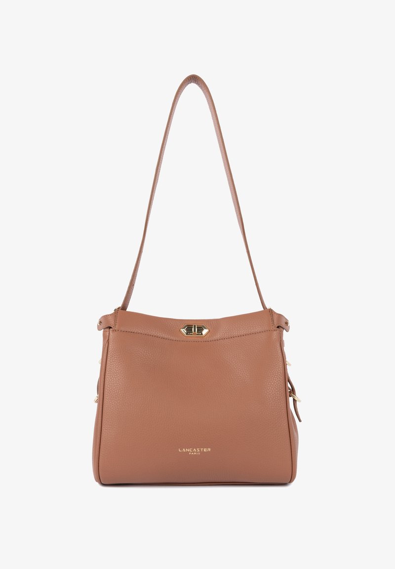 Borsa a tracolla in pelle marrone con texture, chiusura in tono oro, tracolla regolabile e branding sottile sul davanti.