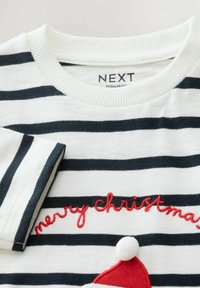 Wit en marineblauw gestreept langemouwen shirt met geribbelde halslijn; voorzien van rode geborduurde tekst "vrolijk kerstfeest" en een detail van een rode kerstmanmuts.