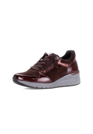 Bordeaux sneaker met secties van lakleer en suede. Beschikt over een afgeronde neus, textuuraccenten, vetersluiting aan de voorkant en een ritssluiting aan de zijkant.