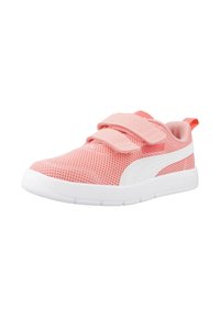 Zapatilla de malla rosa con detalles blancos, punta redondeada, dos correas de velcro y suela de goma blanca. La parte trasera tiene una pequeña pestaña de tirón naranja.