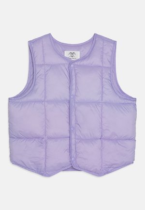 Lavendelfarbenes Puffer-Weste mit hohem Kragen, Knopfverschluss und gestepptem Muster. Ohne Ärmel, mit schrägem Saum und leichtem Material.
