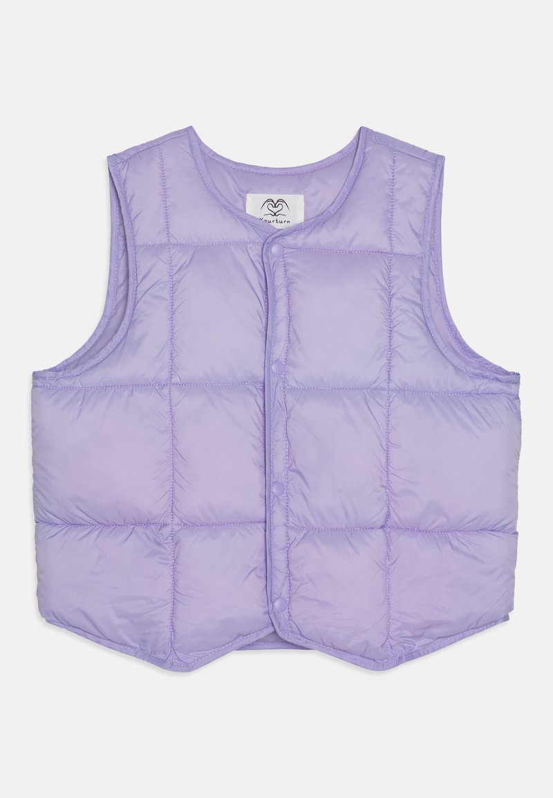 Lavandas krāsas pūkains bezmugurkaula žakets ar augstu apkakli, pogu aizdari un quiltotu tekstūru. Bez piedurknēm, slīpa apakšmala un vieglais materiāls.