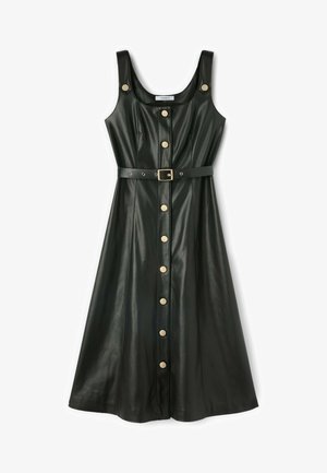 Zwart neplederen jurk met een aansluitende bovenkant, A-lijn rok, gouden knopen aan de voorkant en een bijpassende riem in de taille.