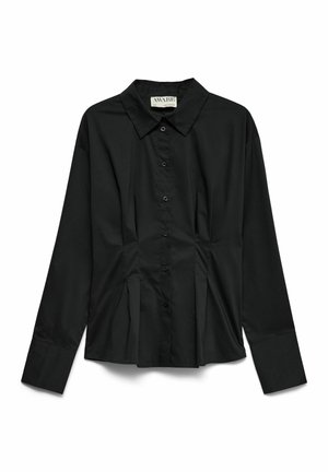 Chemise noire à manches longues avec boutons, col pointu, taille cintrée et poignets, étalée à plat sur un fond blanc.