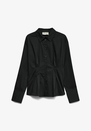 Chemise noire à manches longues avec boutons, col pointu, taille cintrée et poignets, étalée à plat sur un fond blanc.