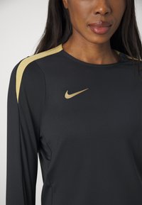 Nike Performance STRIKE CREW TOP - Top dugih rukava - black/jersey gold/metallic gold