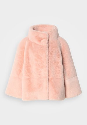 Cape en fausse fourrure rose avec un col haut, présentant un motif floral texturé d'un côté et un tissu lisse de l'autre.