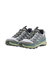 Scarpe da esterno leggere con una tomaia in mesh grigia e bianca, dettagli verdi, suole in gomma testurizzata e punte rinforzate per una maggiore durata.