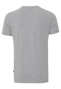 Tricou gri cu mânecă scurtă, fabricat dintr-un amestec de bumbac. Prezintă un guler clasic și un design simplu, fără modele sau logo-uri vizibile.